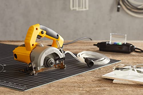 DEWALT DWC410-QS - Sierra de mano Circular para Azulejos, 1300W, Disco de Diamante 110 mm, Velocidad 13,000 rpm, Corte en Seco y Húmedo, Profundidad de Corte Máxima 34 mm, Incluye Llave y Guía