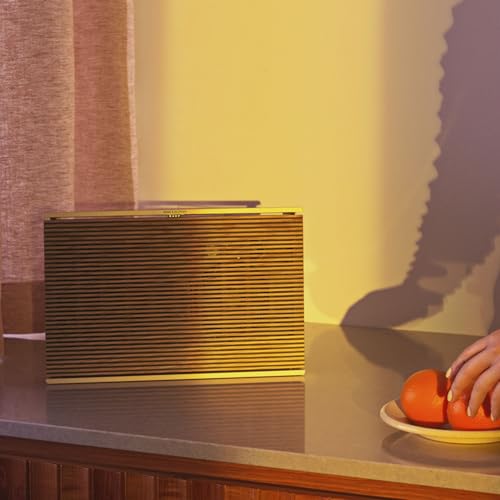 Bang & Olufsen Beosound Level Altavoz Inalámbrico Bluetooth Portátil y WiFi, El Primer Altavoz Certificado de Diseño Regenerativo Cradle to Cradle, IP54, Hasta 16 Horas de Batería Gold Tone/Wood