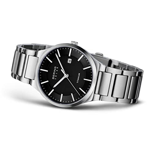 BERING 15239-772 Reloj Solar para Hombre con Caja de Titanio de 39 mm con Acabado Plateado y Esfera Negra, Brazalete de Titanio con Detalles de Titanio, Resistencia al Agua de 10 ATM