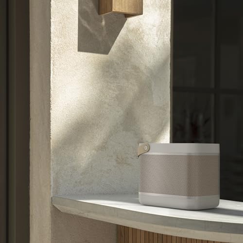 Bang & Olufsen Beolit 20 Potente Altavoz Bluetooth Inalámbrico Portátil para Uso en Casa y Exteriores con Sonido de 360 Grados y Cargador Inalámbrico Qi Integrado para Teléfono Grey Mist