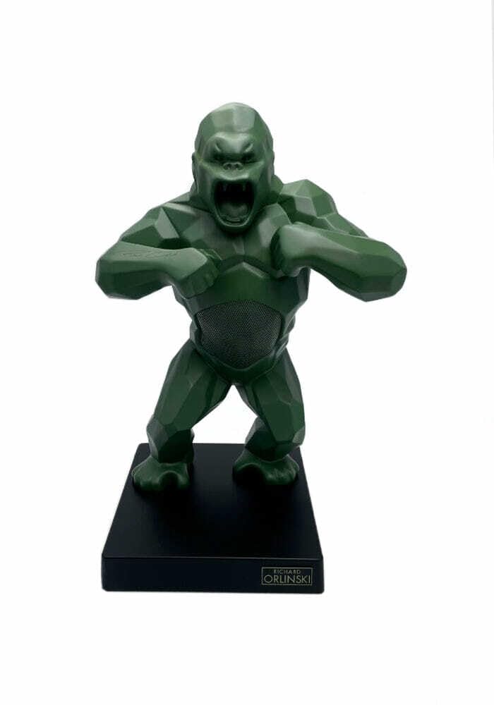 ORLINSKI Altavoz Bluetooth Kong Kaki Mat, 2 Altavoces de 8W, Cargador Inalámbrico, Estuche de Viaje + Casco de coleccionista de Plata