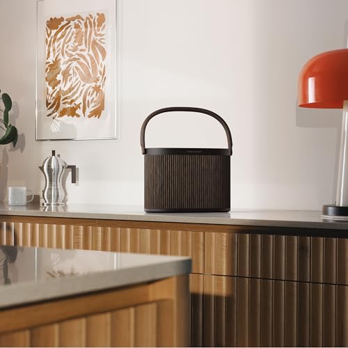 Bang & Olufsen Beosound A5 Potente Altavoz de Lujo Modular Bluetooth Portátil y WiFi para Uso en Casa o Exteriores con una Batería de Larga Duración y Cargador Inalámbrico Dark Oak