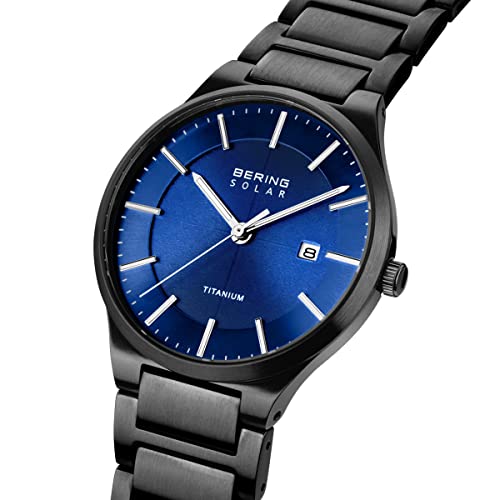 BERING 15239-727 Reloj solar para hombre con caja de titanio de 39 mm con acabado en negro y esfera azul, brazalete de titanio con detalles de titanio, resistencia al agua de 10 ATM