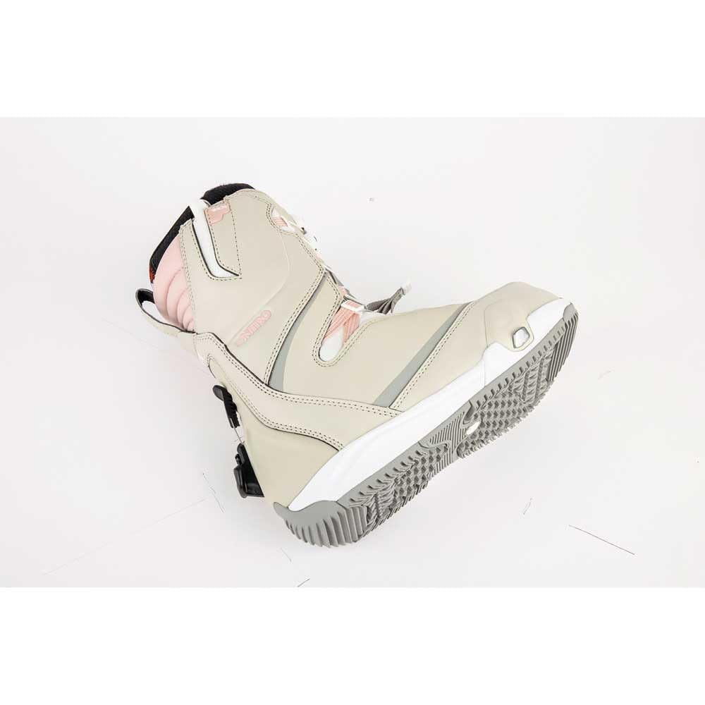 Nitro Cave TLS Step On All Mountain Freestyle Freeride Sistema de Cordones Rápidos Barco de Snowboard, Mujer, Arena Rosa, 26.5