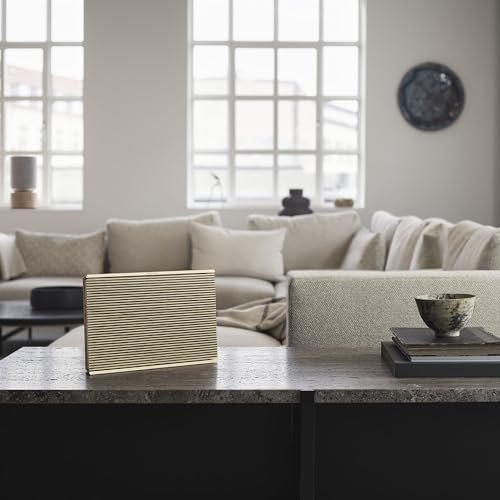 Bang & Olufsen Beosound Level Altavoz Inalámbrico Bluetooth Portátil y WiFi, El Primer Altavoz Certificado de Diseño Regenerativo Cradle to Cradle, IP54, Hasta 16 Horas de Batería Gold Tone/Wood
