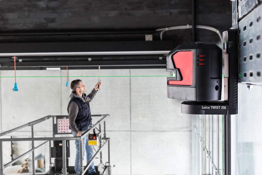 Leica Lino L2G: Nivel láser de líneas cruzadas con batería Li-Ion, cargador, adaptador magnético innovador y soporte pared en una carcasa (láser verde, alcance de trabajo: 35 m)