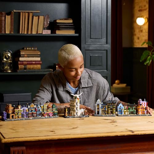 LEGO Harry Potter Tiendas Mágicas del Callejón Diagon Maqueta para Adultos y 12 Micro Figuras de Colección, Autobús Noctámbulo, Regalo para Mujeres y Hombres, Decoración Dormitorio, Set de Magia 76444