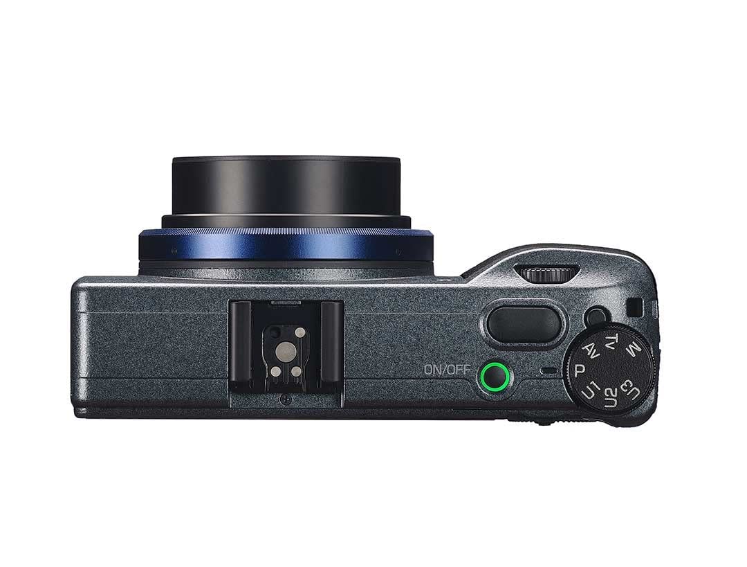 Ricoh GR IIIx Urban Edition, Cuerpo Gris metálico con Anillo Azul Marino, cámara compacta Digital con Sensor CMOS de tamaño APS-C de 24 MP, Lente 40 mmF2.8 GR (en Formato de 35 mm)