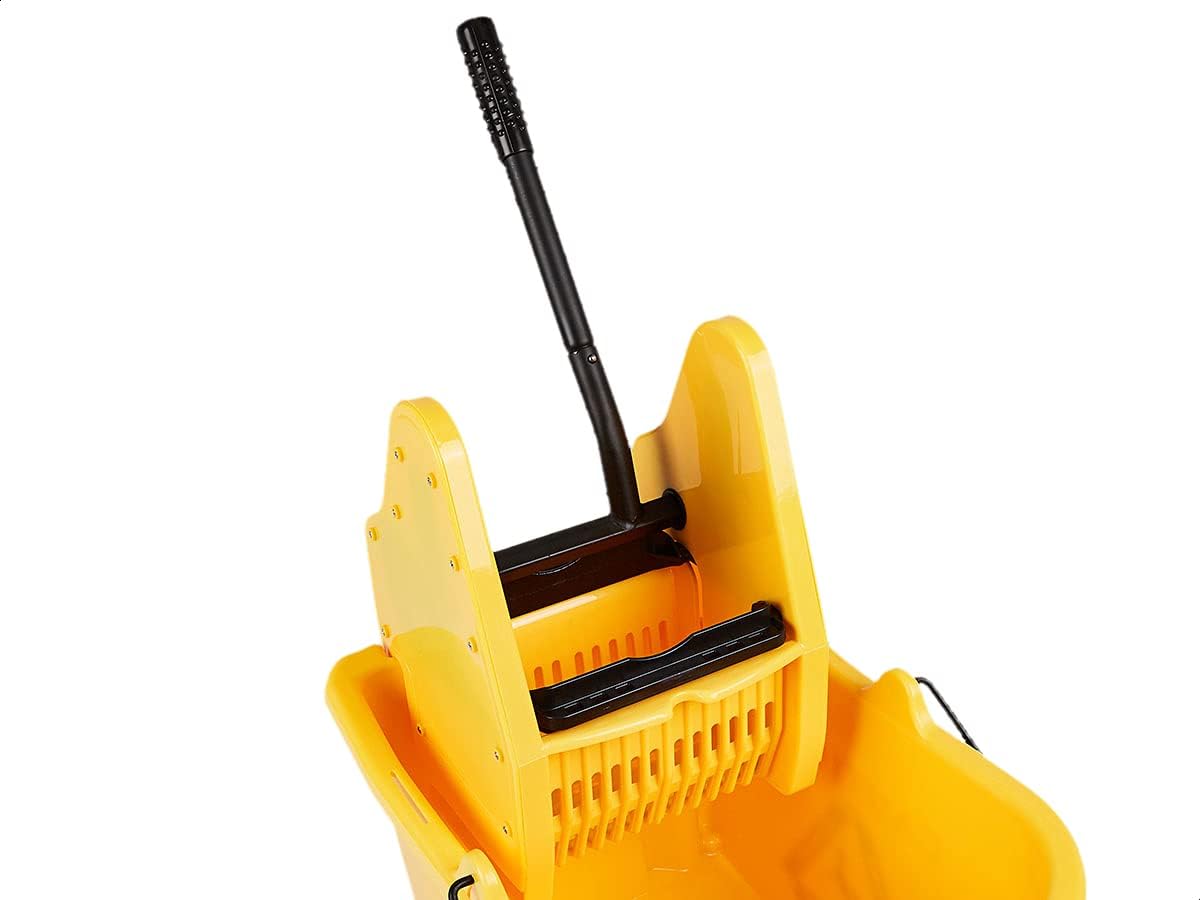 Amazon Basics Cubo rectangular para fregona Kentucky con ruedas duraderas y combinado con prensa de escurrido a presión, 33 litros/ 35 qt, amarillo (anteriormente marca AmazonCommercial)