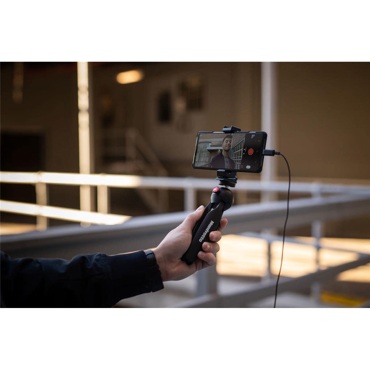 Sennheiser MKE 200 + Kit Móvil, Micrófono Direccional para Cámara con Pinza para Smartphone y Minitrípode Manfrotto PIXI, 509256
