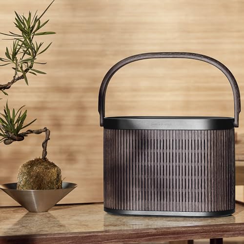 Bang & Olufsen Beosound A5 Potente Altavoz de Lujo Modular Bluetooth Portátil y WiFi para Uso en Casa o Exteriores con una Batería de Larga Duración y Cargador Inalámbrico Dark Oak