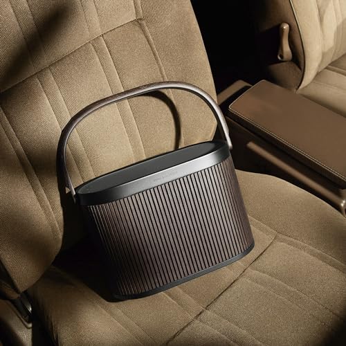 Bang & Olufsen Beosound A5 Potente Altavoz de Lujo Modular Bluetooth Portátil y WiFi para Uso en Casa o Exteriores con una Batería de Larga Duración y Cargador Inalámbrico Dark Oak