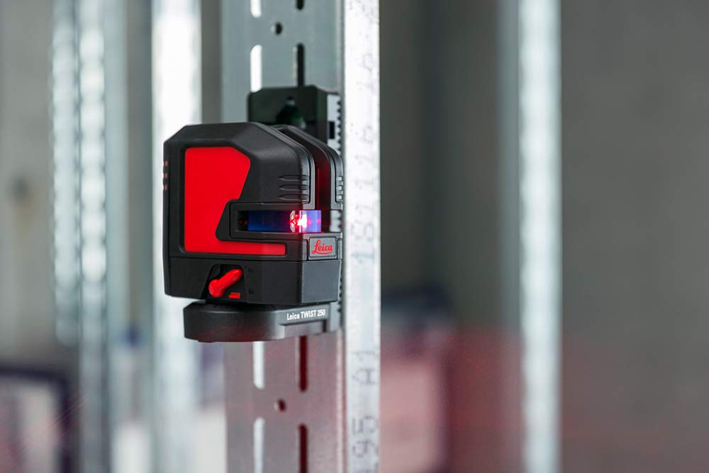 Leica Lino L2s: Nivel láser de líneas cruzadas con innovador adaptador magnético en estuche (láser rojo, alcance de trabajo: 25 m)