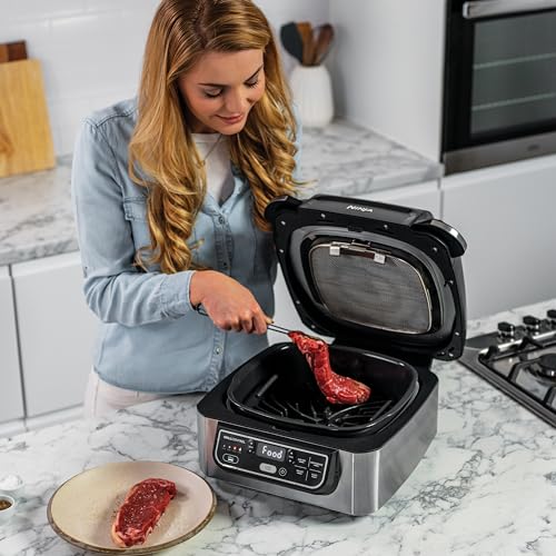 Ninja Foodi Parrilla de interior y Freidora de aire, 5,7 l, 5 funciones de cocción, Freír con aire, Parrilla, Asar, Hornear y más, piezas aptas para lavavajillas, en negro y plata, AG301EU