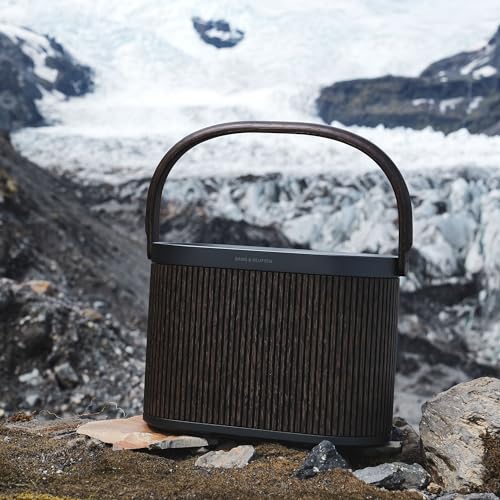 Bang & Olufsen Beosound A5 Potente Altavoz de Lujo Modular Bluetooth Portátil y WiFi para Uso en Casa o Exteriores con una Batería de Larga Duración y Cargador Inalámbrico Dark Oak