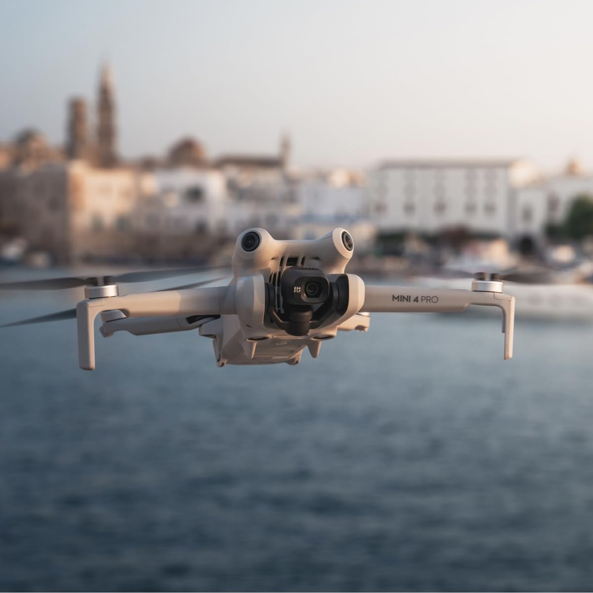 DJI Mini 4 Pro (DJI RC-N2), dron mini plegable con cámara de vídeo 4K HDR para adultos, menos de 249 g, 34 min de tiempo de vuelo, distancia máx. de transmisión de vídeo de 20 km, C0, Gris