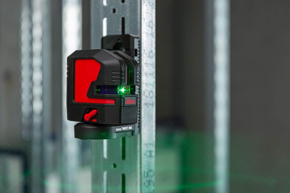 Leica Lino L2G: Nivel láser de líneas cruzadas con batería Li-Ion, cargador, adaptador magnético innovador y soporte pared en una carcasa (láser verde, alcance de trabajo: 35 m)