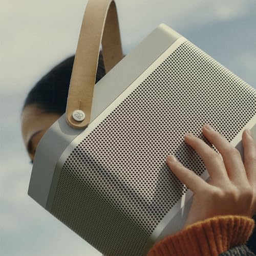Bang & Olufsen Beolit 20 Potente Altavoz Bluetooth Inalámbrico Portátil para Uso en Casa y Exteriores con Sonido de 360 Grados y Cargador Inalámbrico Qi Integrado para Teléfono Grey Mist