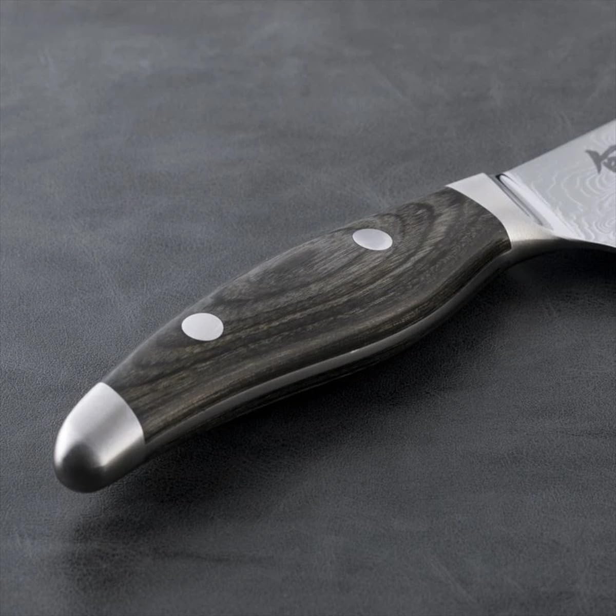 KAI Shun Nagare Cuchillo de chef con hoja de 20 cm - 72 capas de acero de Damasco VG 2 y VG 10 con núcleo dual - Mango de madera de Pakka gris-negro - Hecho a mano en Japón Cuchillo de cocina forjado