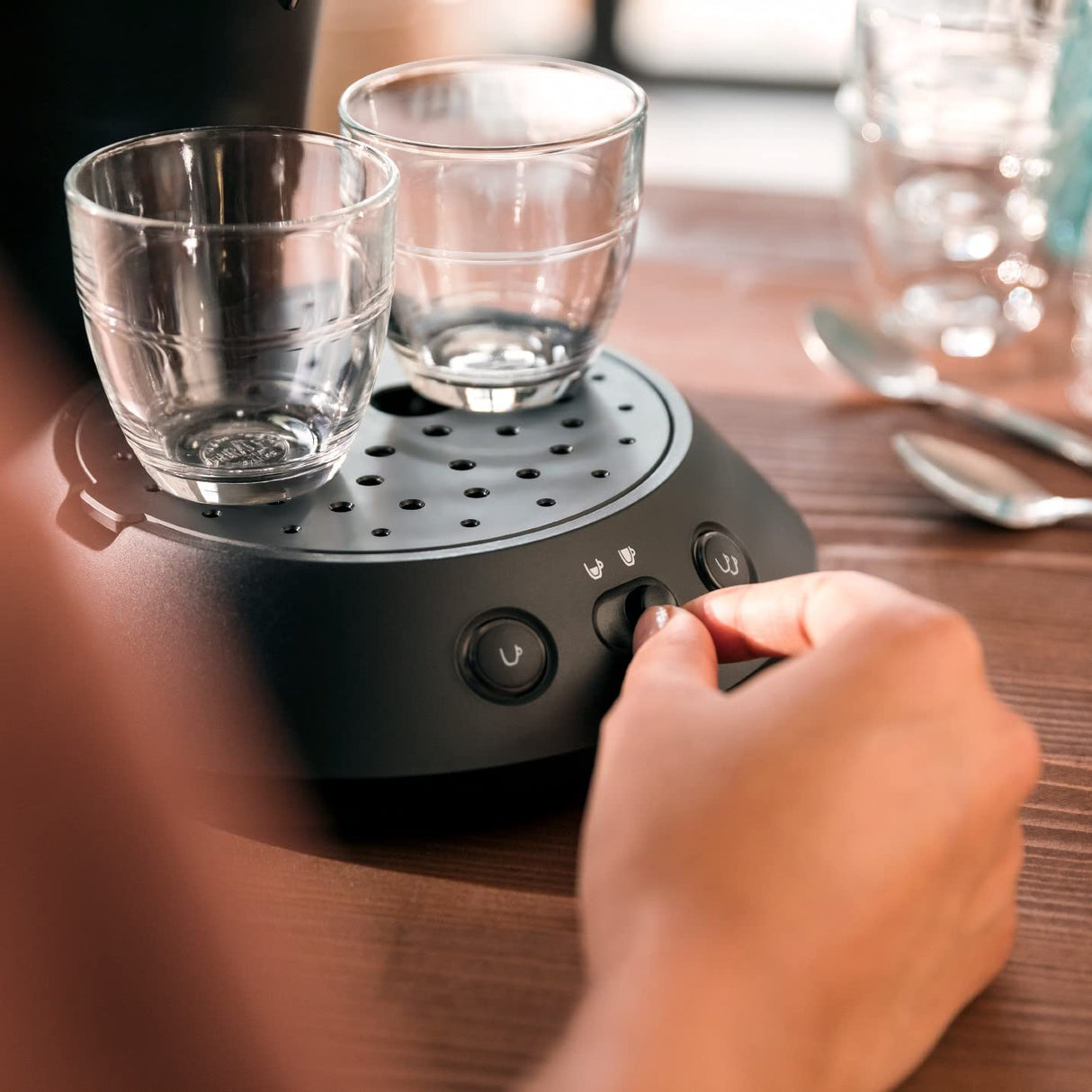 Philips Domestic Appliances Máquina De Cápsulas De Café SENSEO. Selección De La Intensidad Del Café. Tecnología Coffee Boost. Producto Ecológico. Negro Piano. (CSA210/22)
