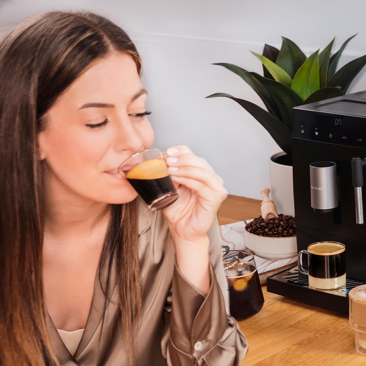 Cecotec Cafetera Superautomática Compacta con Vaporizador Cremmaet Compact Steam. 1350W, 19 Bares, Sistema Thermoblock, Depósito Café en Grano 150gr con Molinillo y 1,1 L de Agua