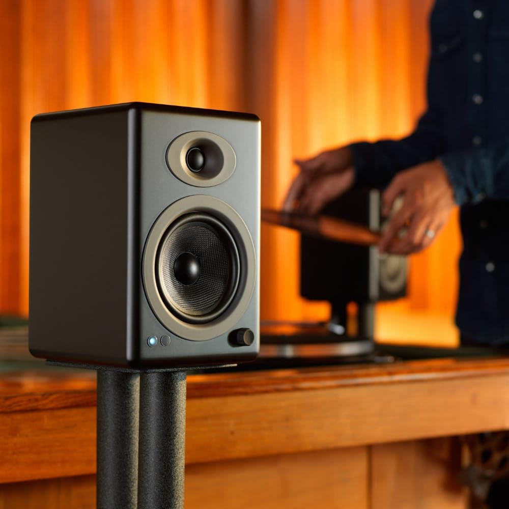 Audioengine A5+ Classic 150W Altavoces de estantería/Amplificador Analógico Incorporado/Control Remoto/Entradas RCA y 3.5mm. / Cables Incluidos (Classic,Negro)