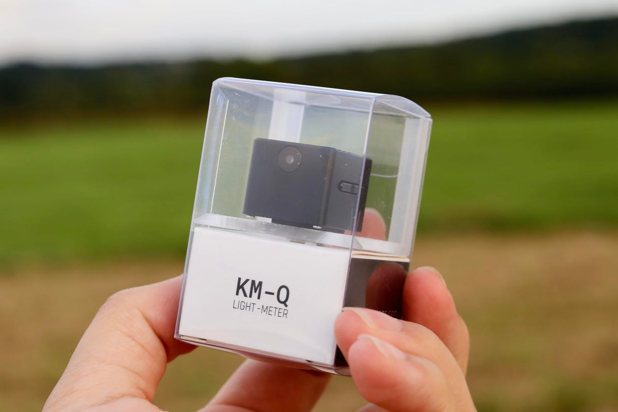 KEKS by antonKUNZE KM-Q OLED - Expositor Digital (Pantalla OLED en la Parte Superior)