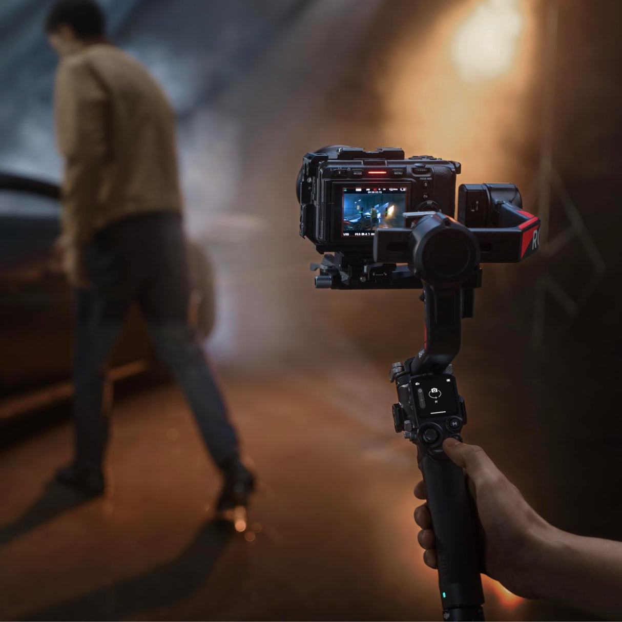 DJI RS 4 Pro, estabilizador en 3 Ejes para cámaras DSLR y de Cine Canon/Sony/Panasonic/Nikon/Fujifilm, con grabación Vertical nativa, Carga útil de 4.5 kg y Motores duales de Enfoque y Zoom
