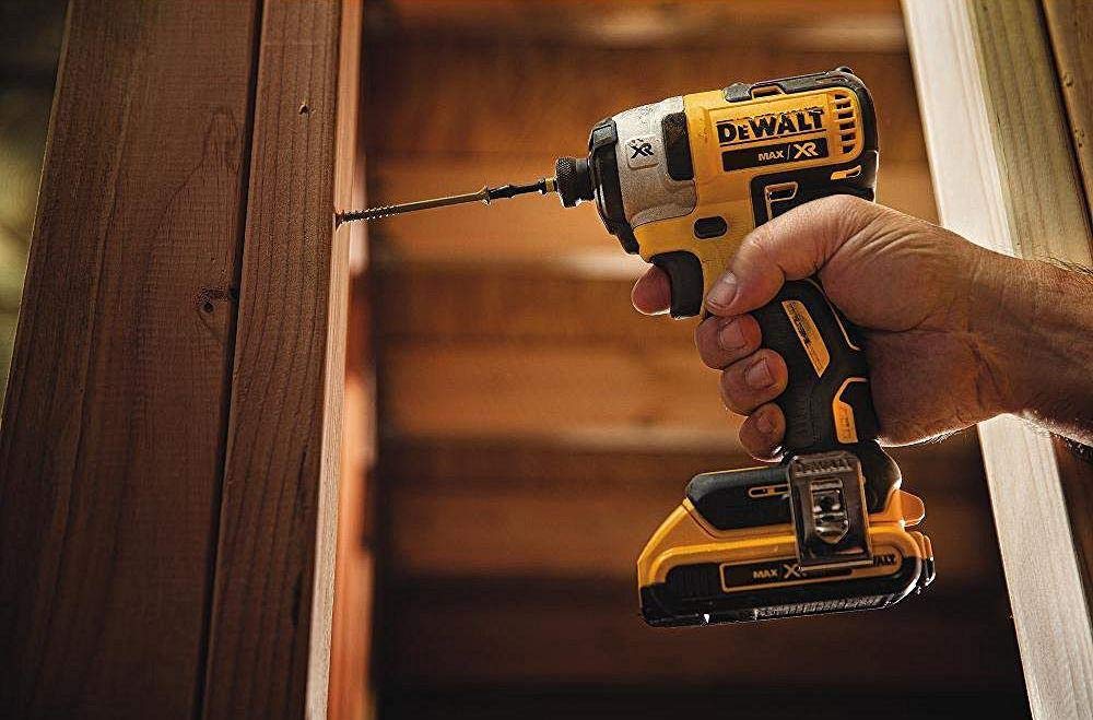 DEWALT DCF887D2-QW - Atornillador Impacto sin Escobillas XR 18 V, 2.0 Ah, 205 Nm, 3 Velocidades, Motor sin Escobillas, Luz LED Triple, Incluye 2 Baterías, Cargador Multivoltaje y Maletín de Transporte