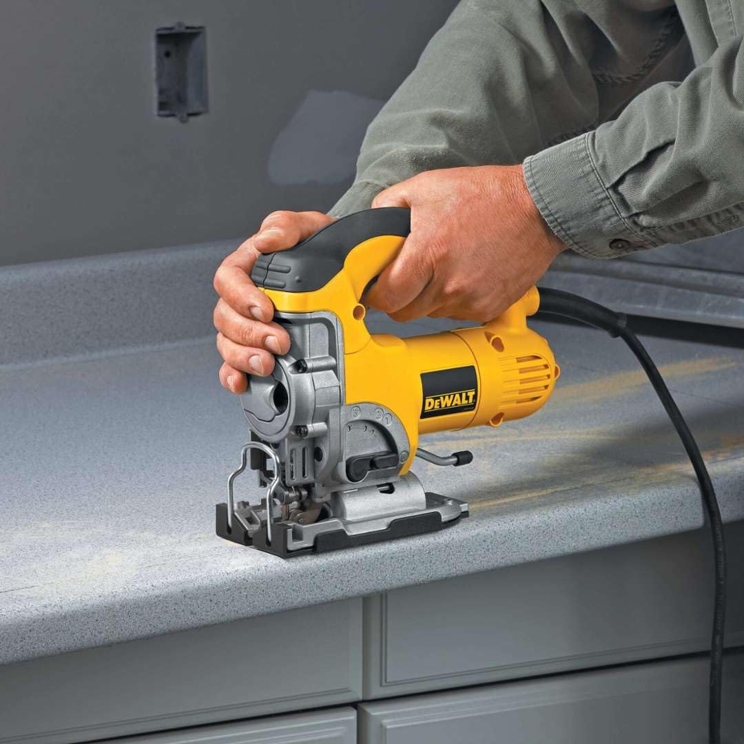 Dewalt DW331K-QS - Sierra de calar 701w electrónica con puño cerrado + maletín