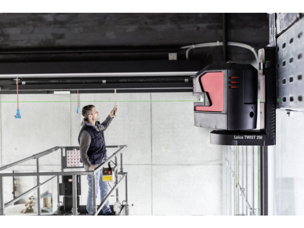 Leica Lino L2G: Nivel láser de líneas cruzadas con batería Li-Ion, cargador, adaptador magnético innovador y soporte pared en una carcasa (láser verde, alcance de trabajo: 35 m)