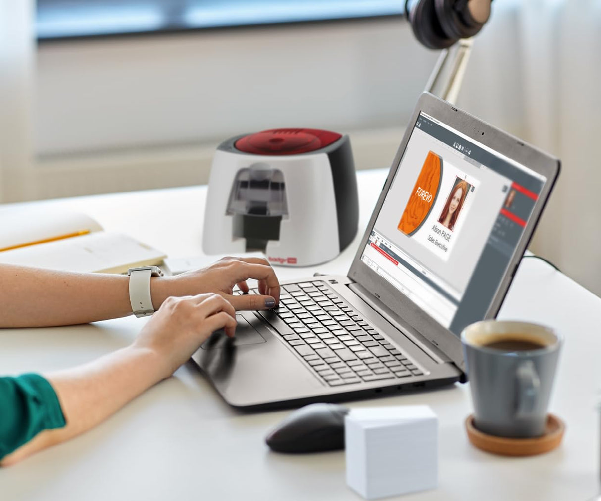 BADGY Evolis ID Printer - Impresora para Insignias de plástico, Rojo