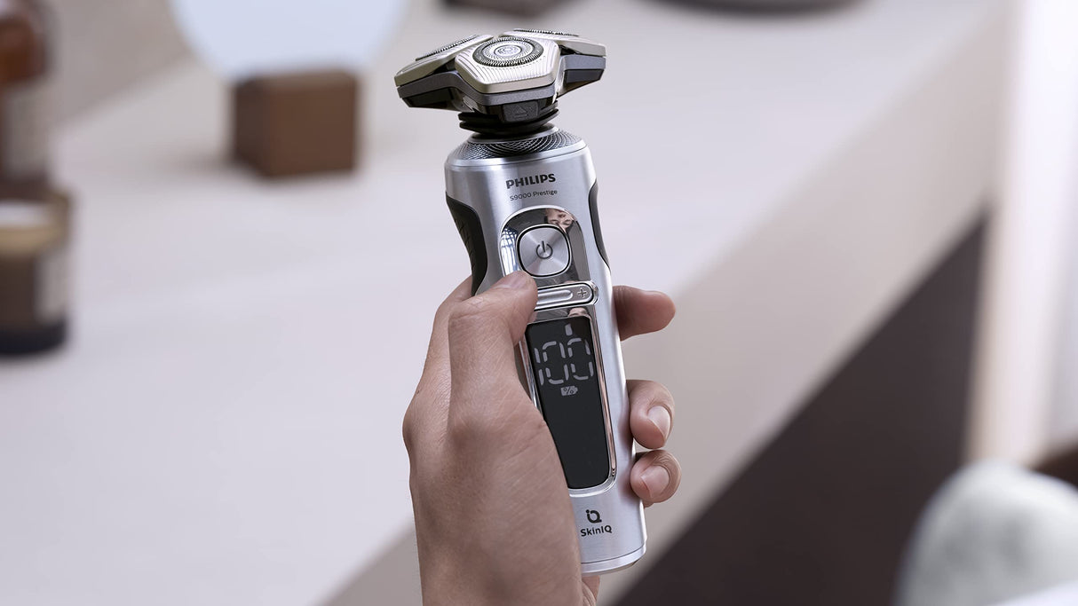 Philips Serie 9000 Prestige Afeitadora Eléctrica Hombre, Máquina de Afeitar Barba con Barbero, 72 cuchillas, 60min de uso, En Seco y Húmedo, Recargable, Base Carga QI, Naricero, SP9871/22, Cromo