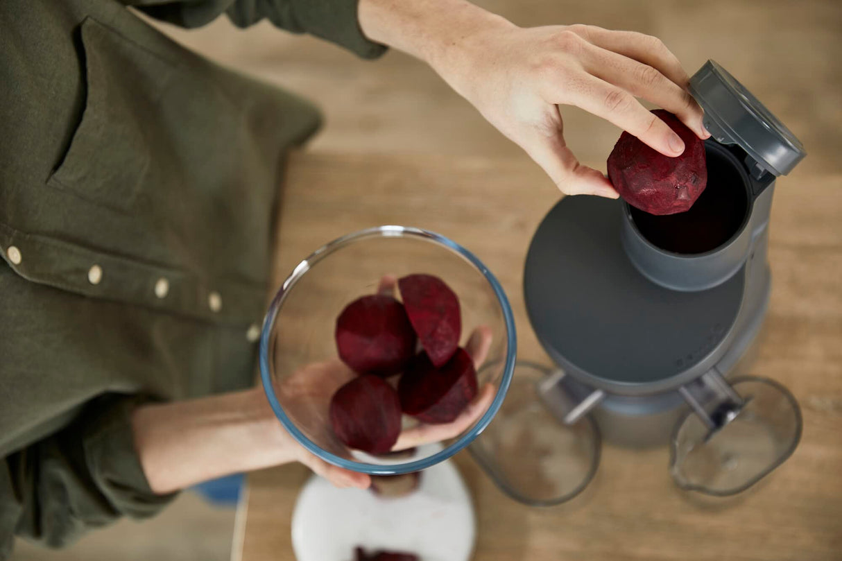 Kenwood PureJuice Pro JMP85.000SI, Extractor Zumo Verduras y Frutas con Recipiente para Pulpa y Jarra para Zumo, Tubo de Alimentación XL, Tapa Antigoteo, 230W, Plata