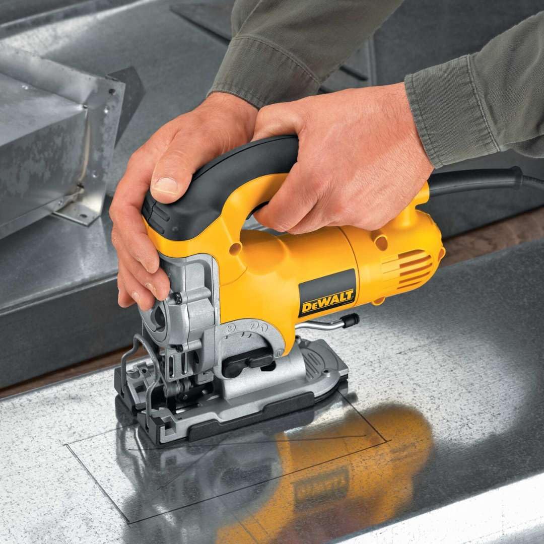 Dewalt DW331K-QS - Sierra de calar 701w electrónica con puño cerrado + maletín