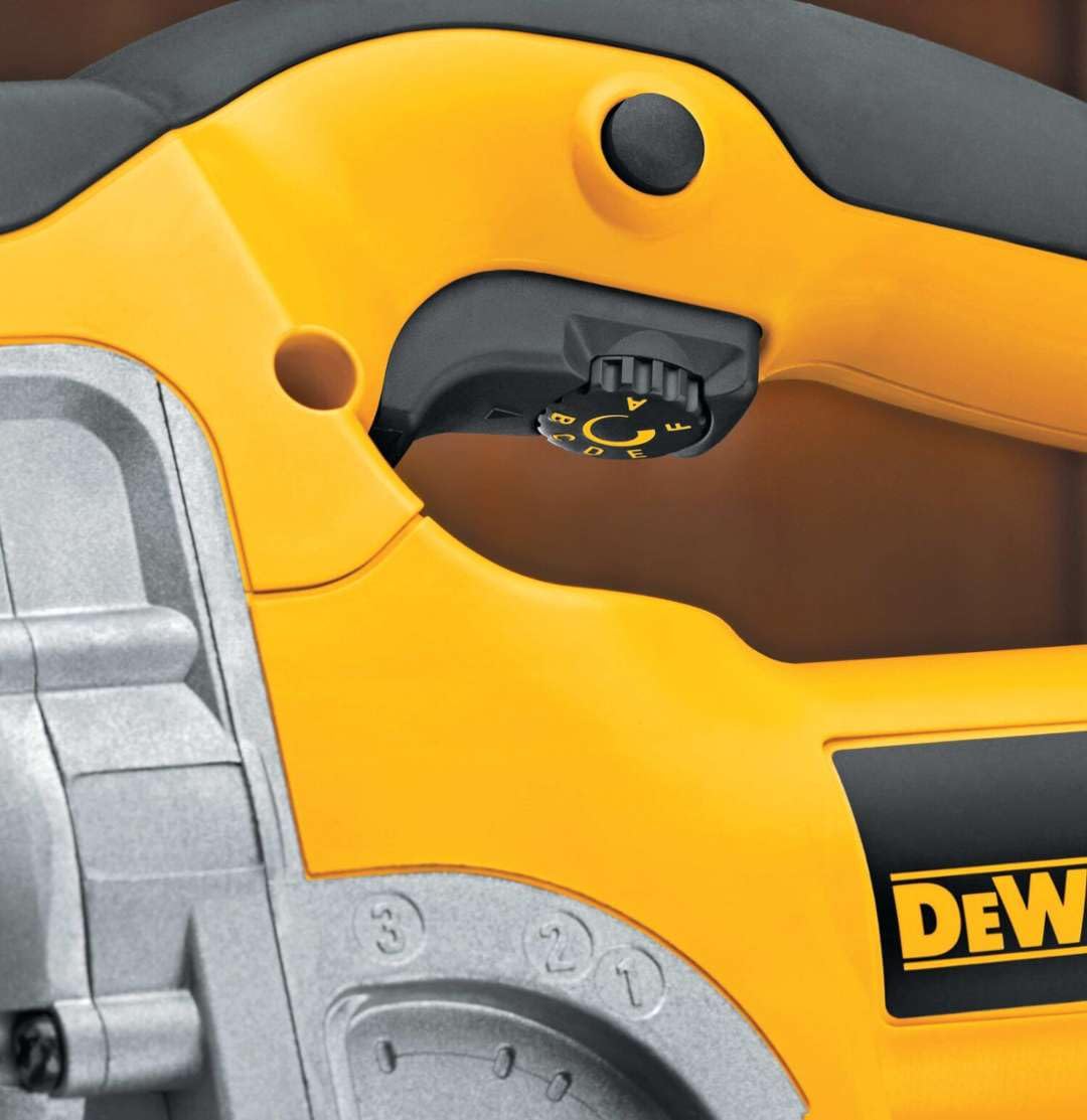 Dewalt DW331K-QS - Sierra de calar 701w electrónica con puño cerrado + maletín