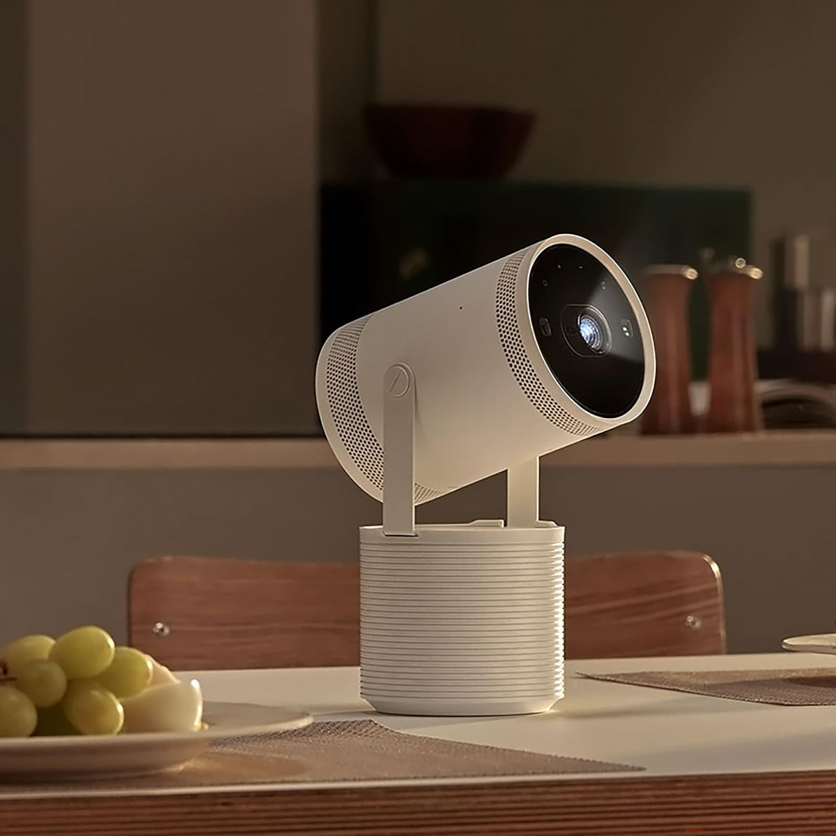 Samsung The Freestyle 2nd Gen SP-LFF3CLAXXXE Smart 2023 - Proyector de 100", Diseño 360º, Smart TV de 100", Calibración automática, Proyecta estés Donde estés y Sonido Envolvente