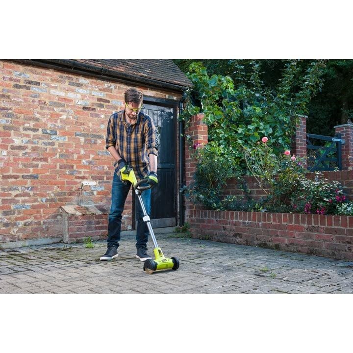 RYOBI - Limpiador de Juntas Sin Cable 18V ONE+ - Limpieza de Terrazas, Calzadas, Bordes de Piscinas - Mango Ergonómico, Tubo Telescópico - Buena Autonomía - Batería 2Ah, Cargador 1,5A, Cepillo Alambre