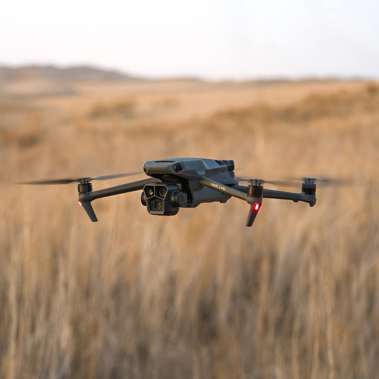 DJI - Pack Mavic 3 Pro Vuela Más con RC (control remoto con pantalla), dron insignia de tres cámaras con cámara Hasselblad con CMOS 4/3, transmisión de vídeo HD a 15 km, tres baterías