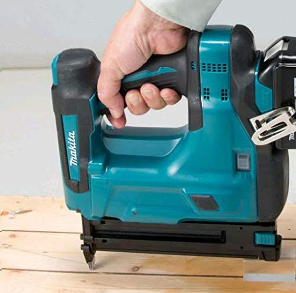 Makita DBN500ZJ - 18v li-ion clavadora brad inalámbrico con el caso makpac