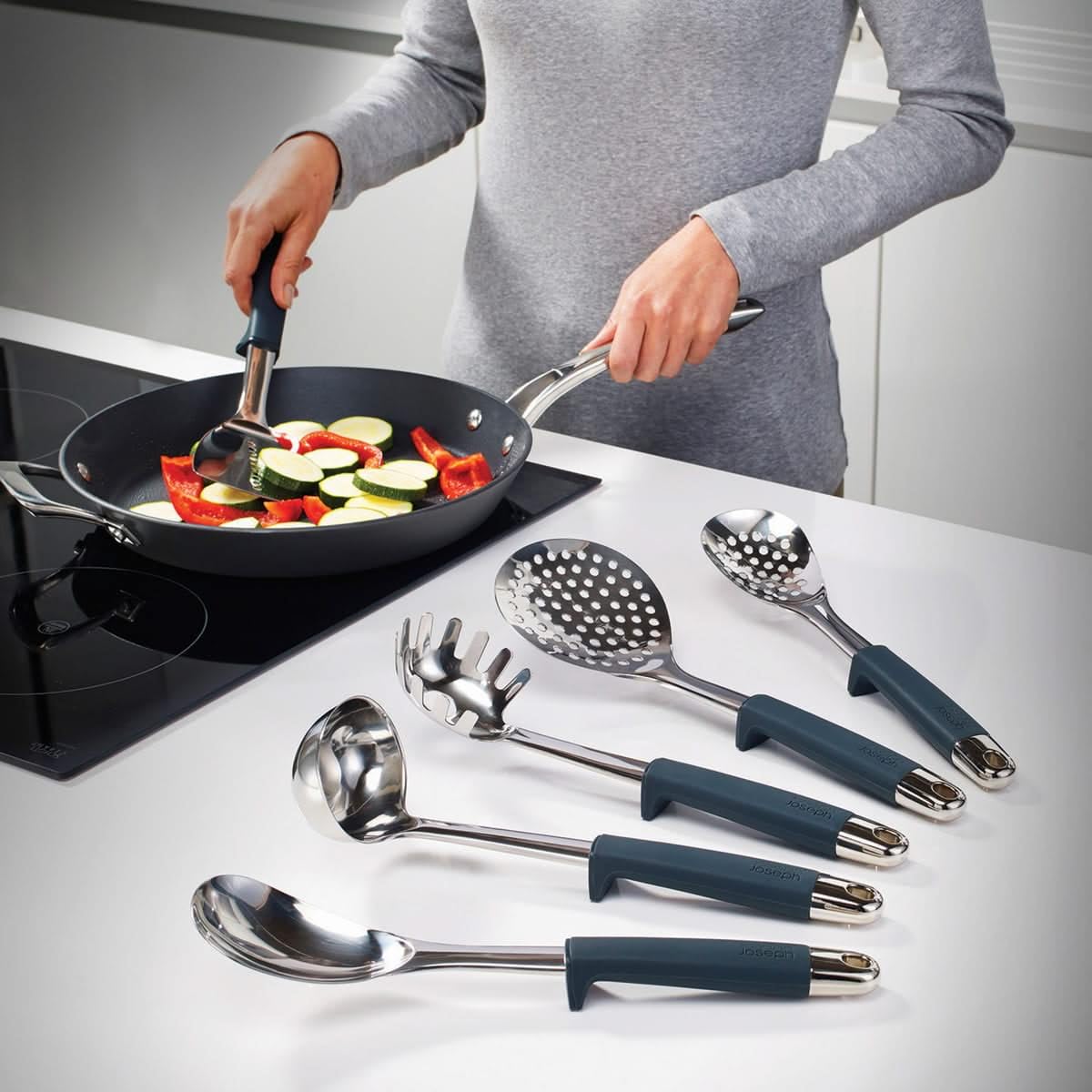 Joseph Joseph Elevate Juego de Utensilios de Cocina 6 Piezas con Soporte Giratorio, Mangos de Silicona Ergonómicos, Acero Inoxidable