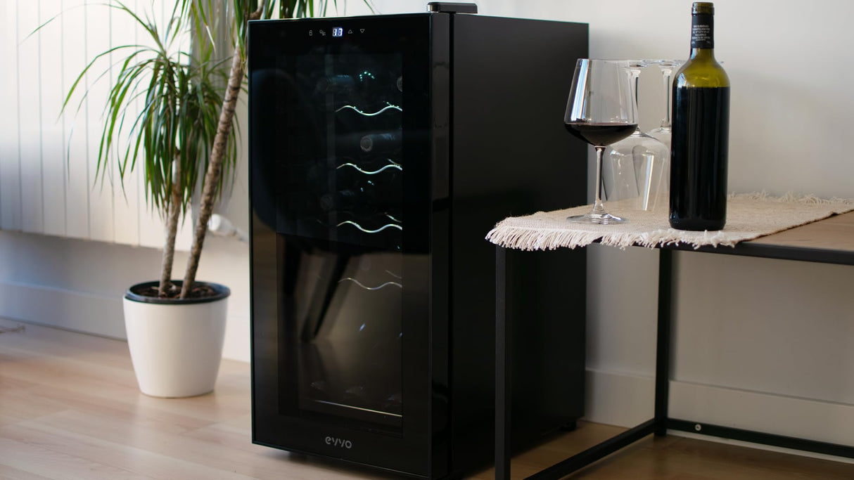 EVVO Vinoteca 15 Botellas, Botellero Vertical, Display Temperatura Interior, Tecnología de Enfiramiento Termoeléctrico, Temperatura Ajustable 5-18ºC, Muy Silenciosa 39 dB, Pantalla Táctil Modelo: VT15