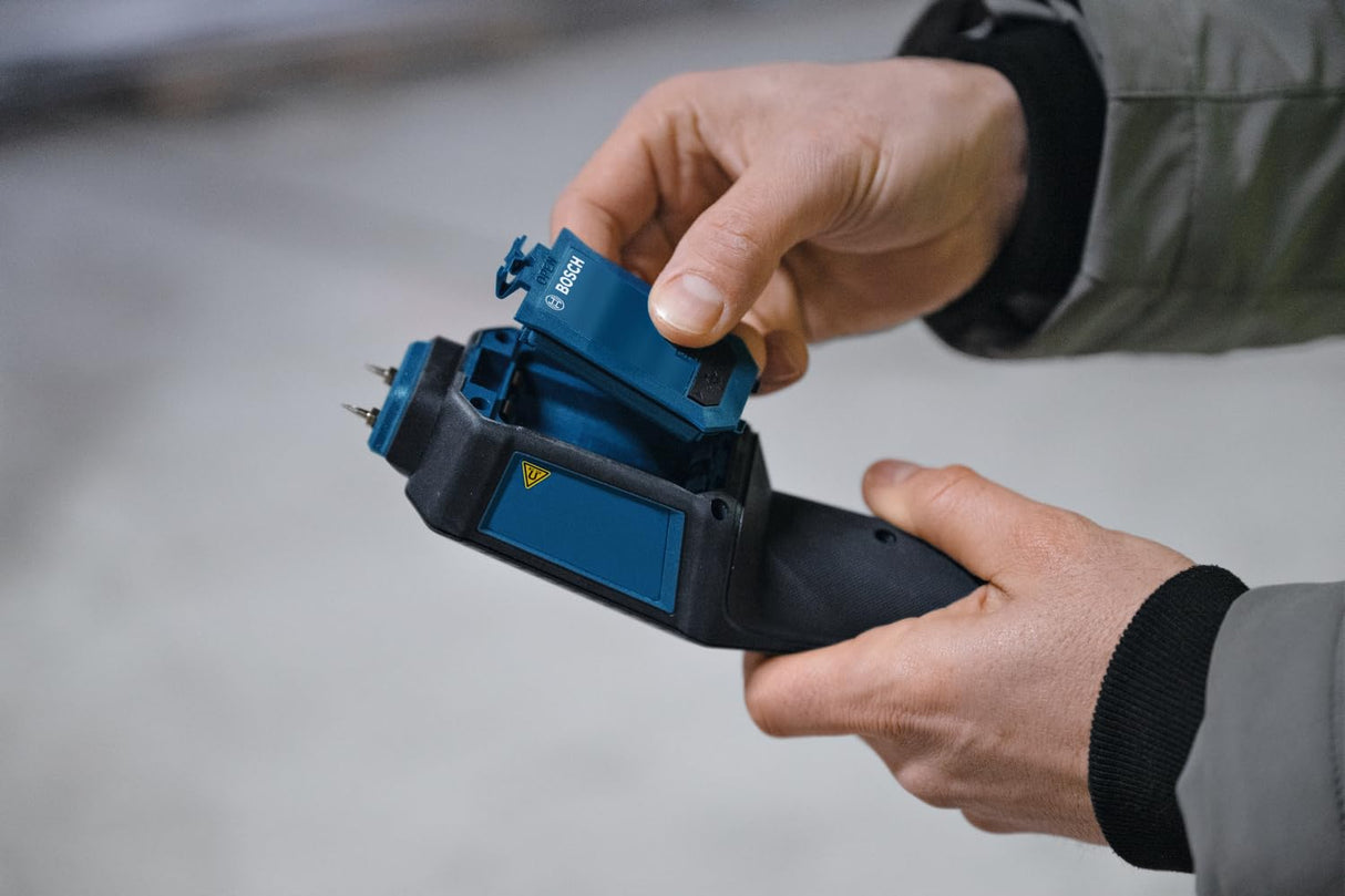 Medidor de humedad GMP 1-13 de Bosch Professional (basado en clavijas, mide 37 tipos de madera y 10 materiales de construcción, clasificación IP65, LCD de alto contraste, 2 pilas AA, bolsa)
