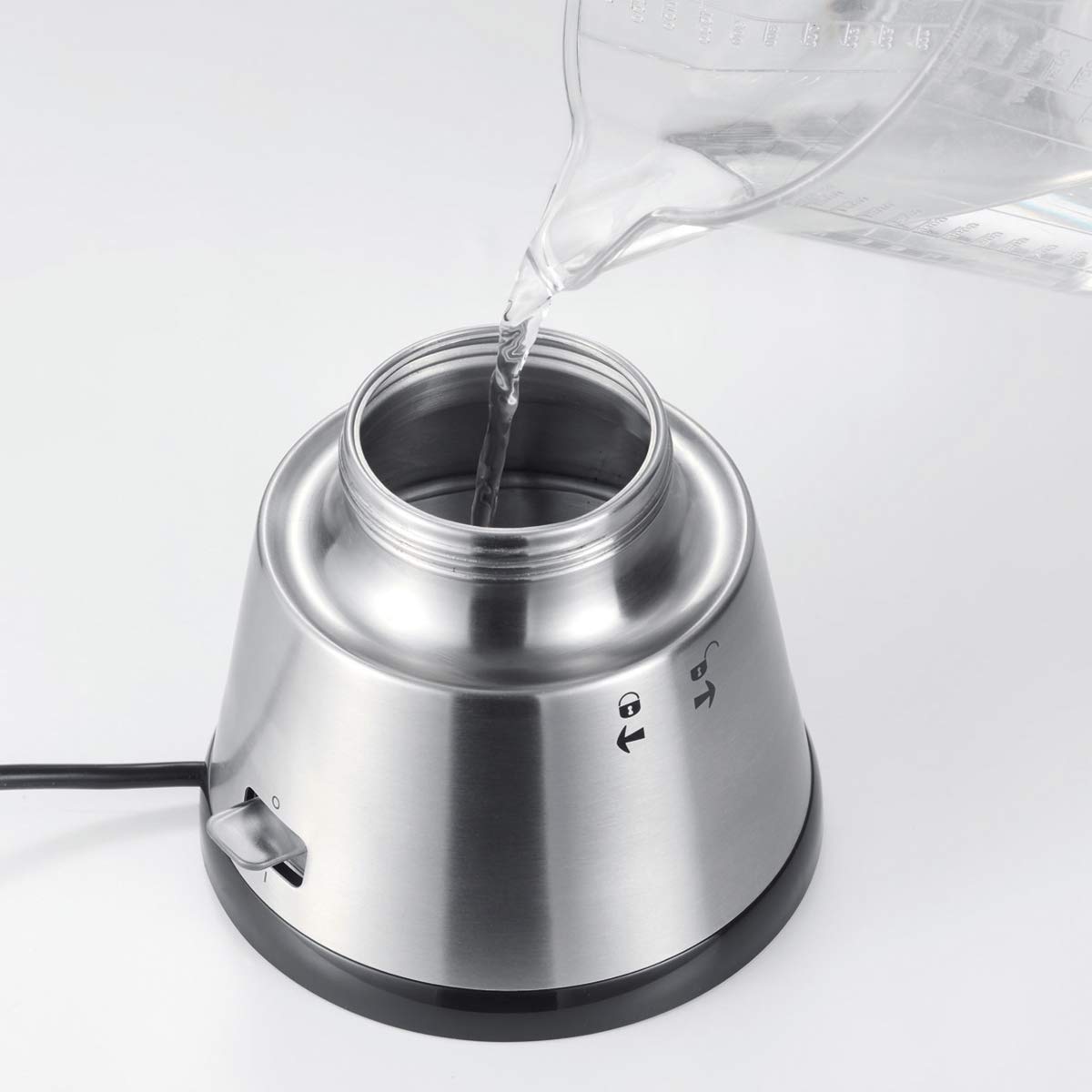 Cloer 5928 Cafetera espresso eléctrica, 3-6 tazas, un filtro de acero inoxidable, Apagado automático, Indicador de nivel de agua, Interruptor encendido / apagado, 365 vatios, acero inoxidable