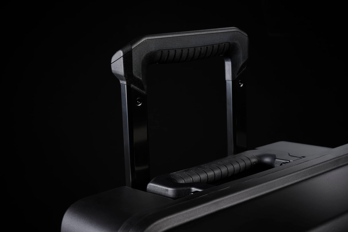 PELI ATX 22 Equipaje de Mano; Equipaje rígido Premium diseñado para Aventuras críticas y Viajes cotidianos; Impermeable y a Prueba de Polvo; Volumen 26L; Color: Negro