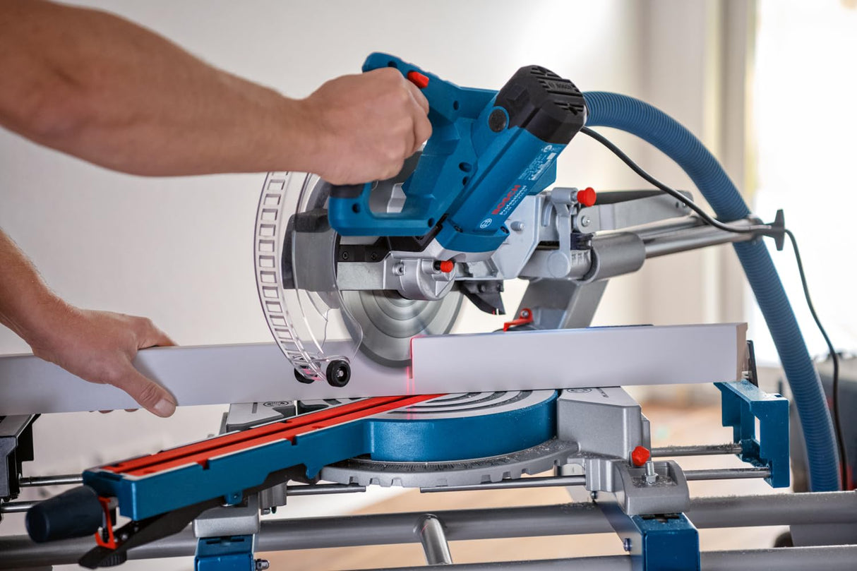 Bosch Professional ingletadora telescópica GCM 305-216 D (cortes hasta 66 x 305 mm, incl. 1 disco de sierra, 2 soportes de pieza, saco para polvo, mordaza)