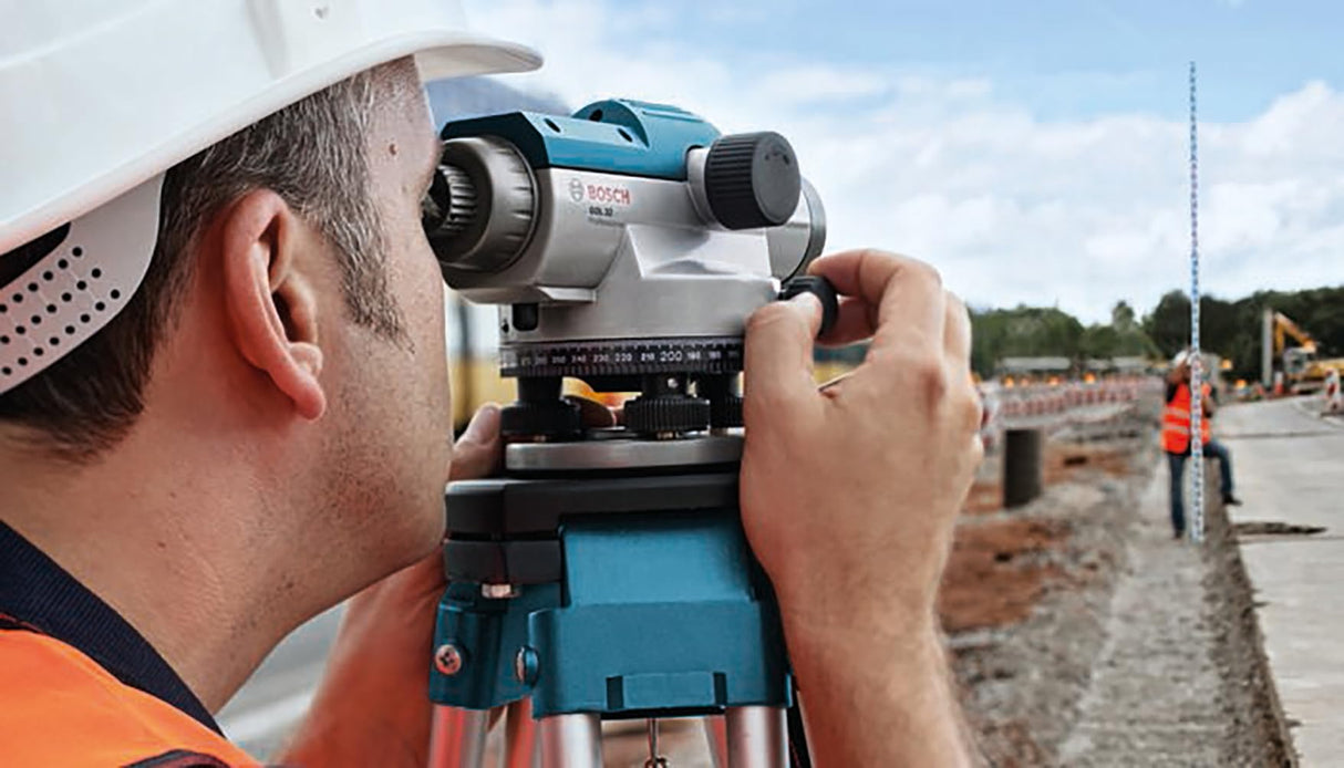 BOSCH GOL 32 - Nivel óptico automático 32X, incluye plomada, kit de herramientas y funda de transporte