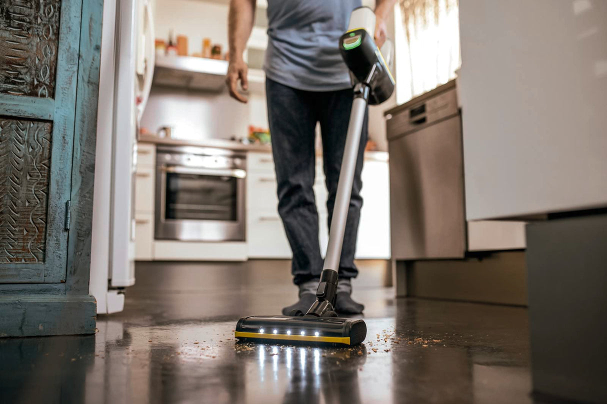 Kärcher Aspirador a batería VC 6 Cordless ourFamily, 2 Niveles aspiración, autonomía por Carga 30 min Aprox., Peso 2.8 kg, Soporte Pared y función de Carga, Boquilla Suelos y Ranuras, Blanco