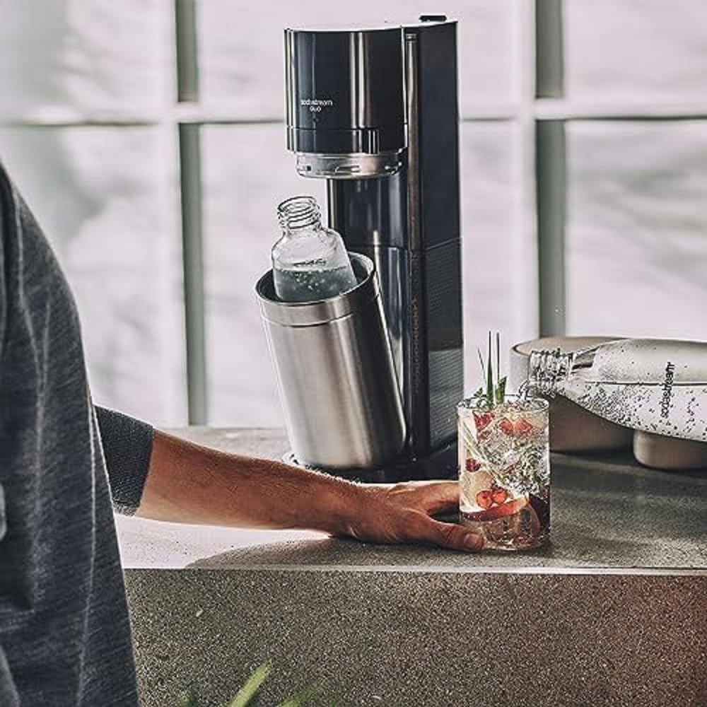 SodaStream Duo Pack - Máquina Gasificadora de Agua Color Negro con 2 Botellas Fuse de 1L 2 Botellas Fuse Glass de Cristal de 1L y 1 Cilindro de Gas Color Rosa, para Preparar hasta 60L de Agua con Gas