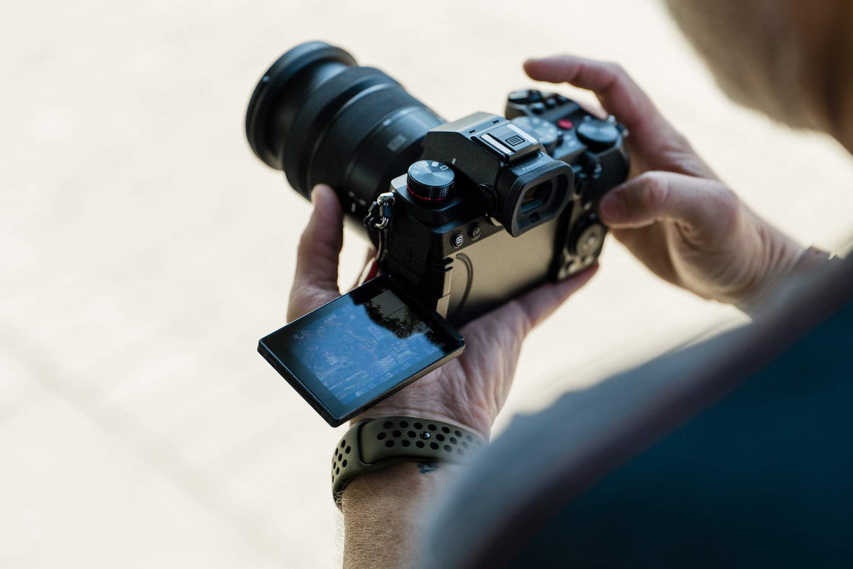 Panasonic LUMIX DC-S5 S5 Cámara sin Espejo de Marco Completo, grabación de Video 4K 60P con Pantalla abatible, Montaje en L, 20-60mm F3.5-5.6 y 50mm F1.8 Lentes, 5-Axis Dual I.S, (Negro)